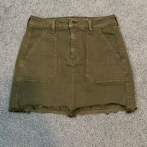 Super cute AE olive green cargo raw edged khaki skirt. Excellent condition